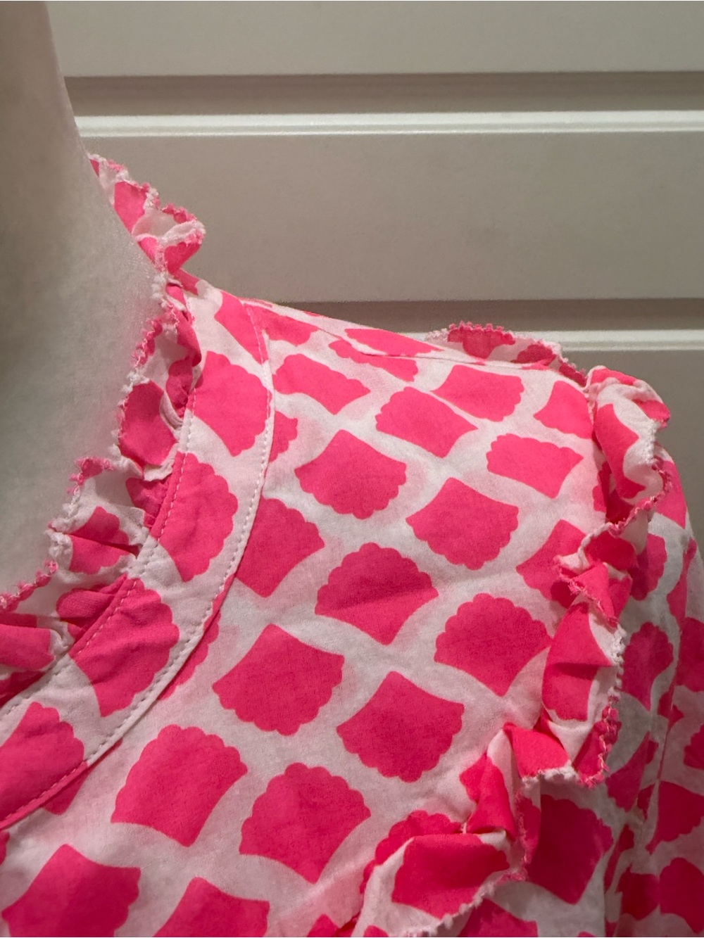 Vineyard Vines. Geo Ruffle Button Down Shirt. Block Shell Pattern. Medium. - Picture 5 of 10